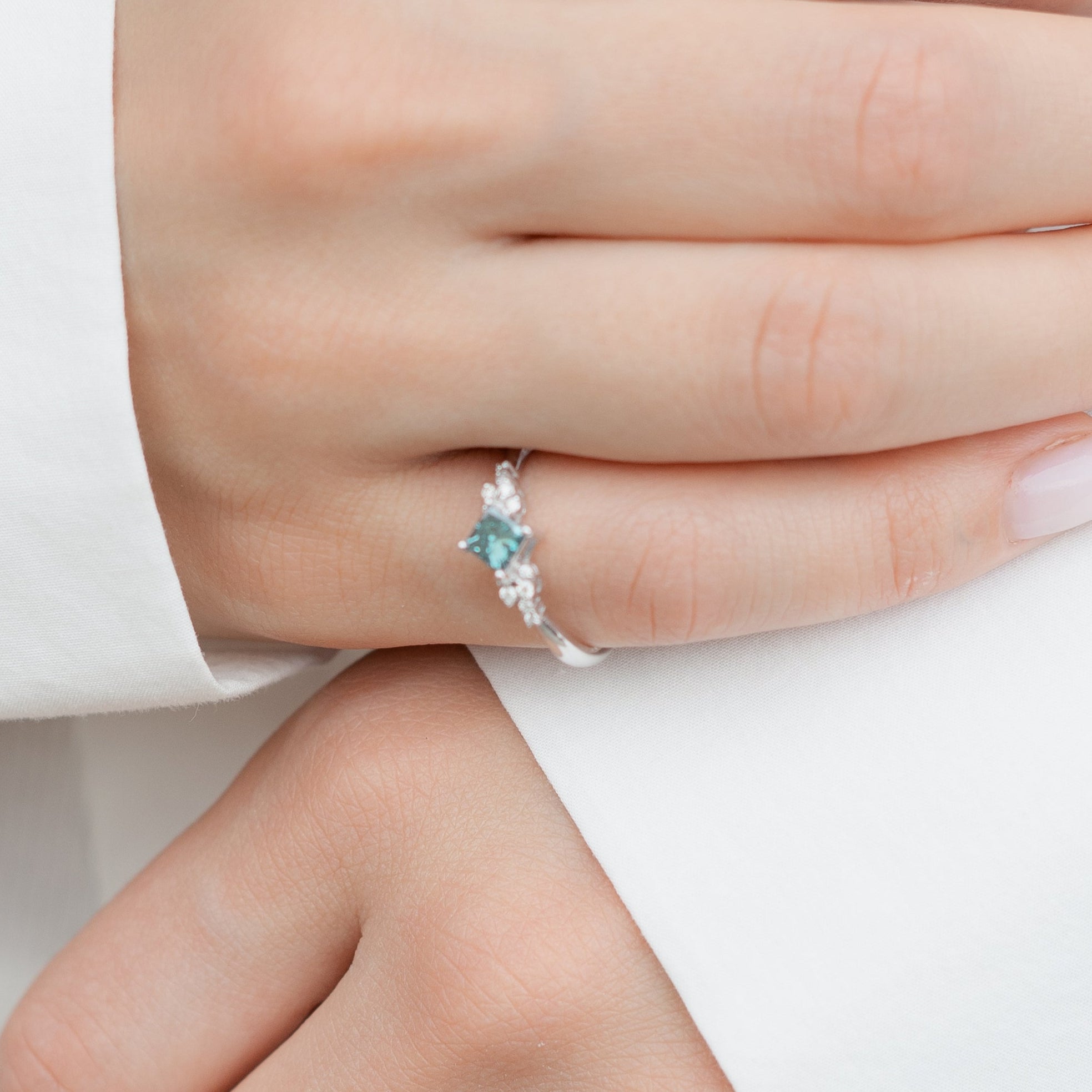 Zásnubní prsten s modrým diamantem princess-cut a halo diamanty ze 14karátového zlato