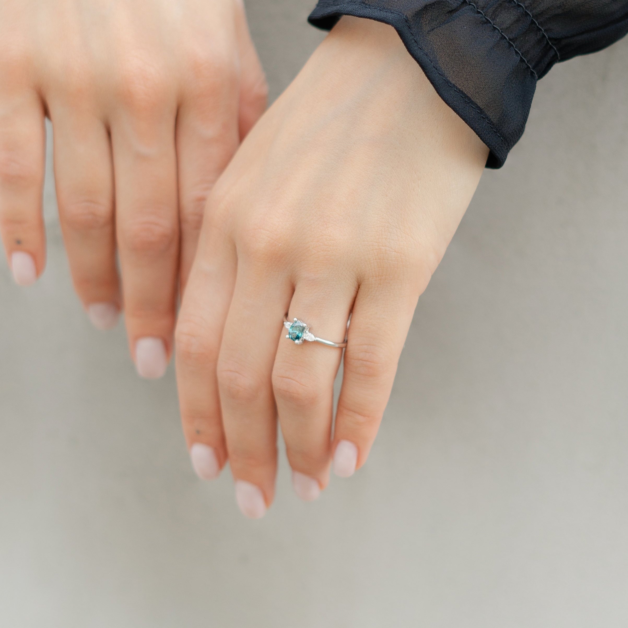 14 Karat Goldring mit blauem Diamanten und Diamanten in Tropfenform