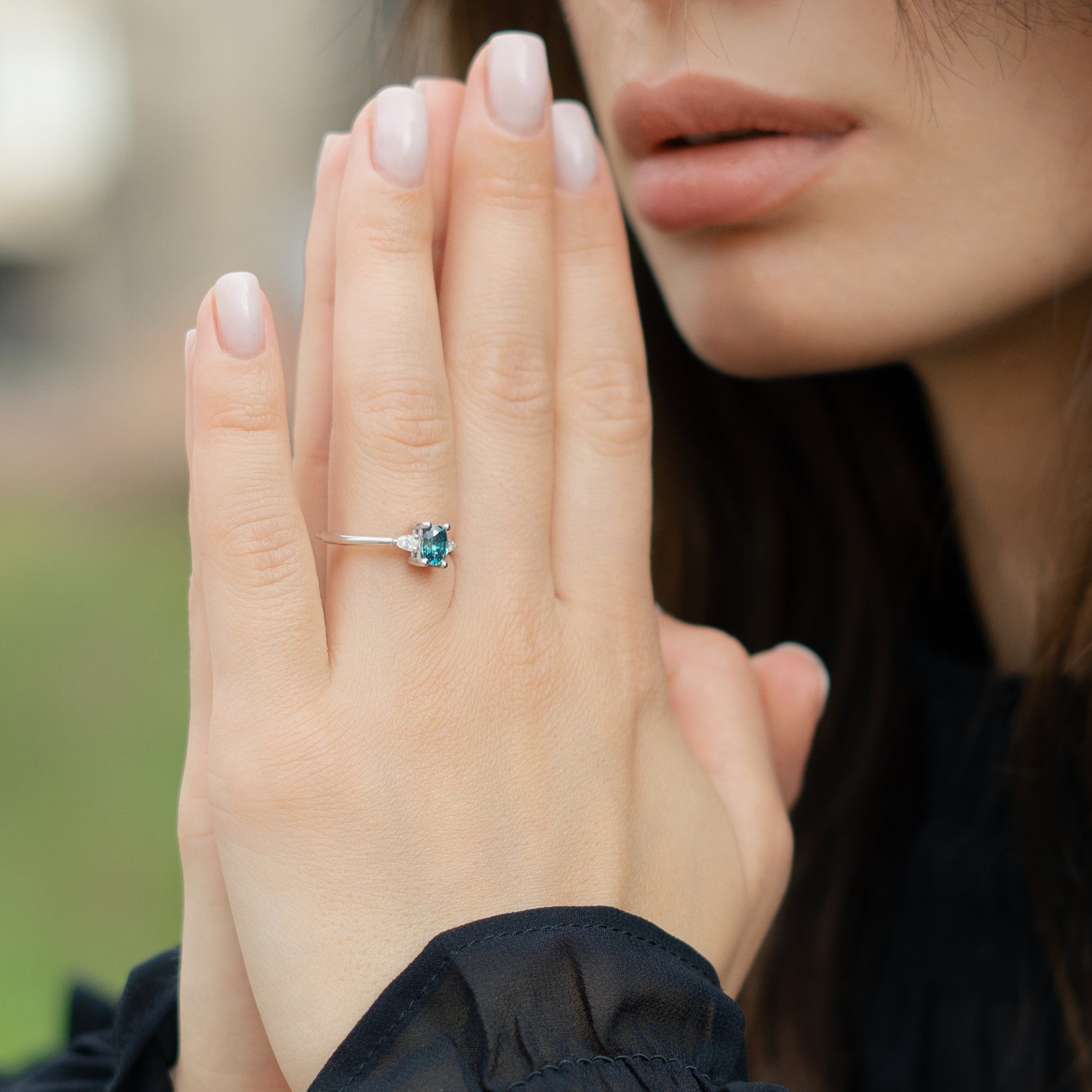 Tříkamenový prsten s modrým diamantem a hruškovými diamanty ze 14karátového zlato
