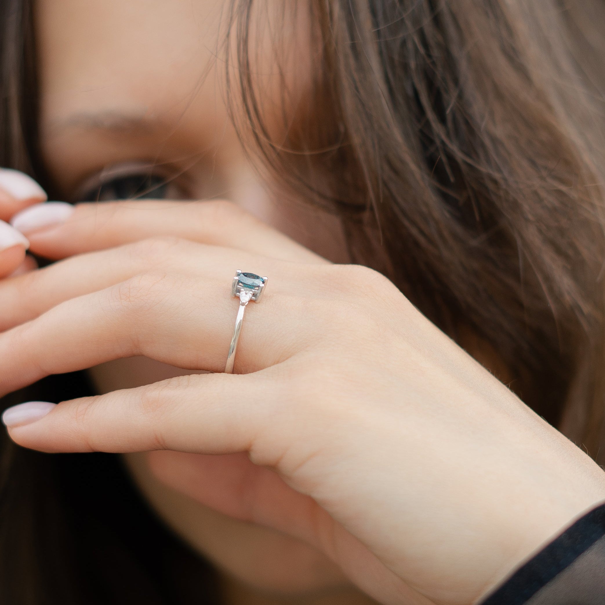 Tříkamenový prsten s modrým diamantem a hruškovými diamanty ze 14karátového zlato