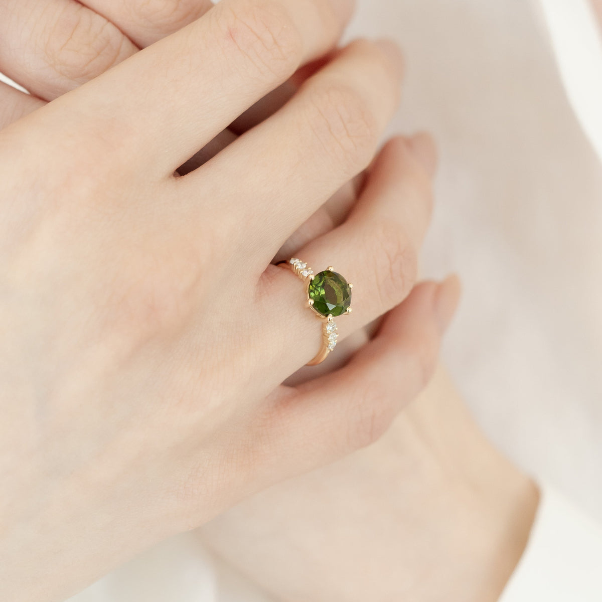 Zásnubní prsten s vltavínem kulatého brusu a diamanty 14karátové zlato