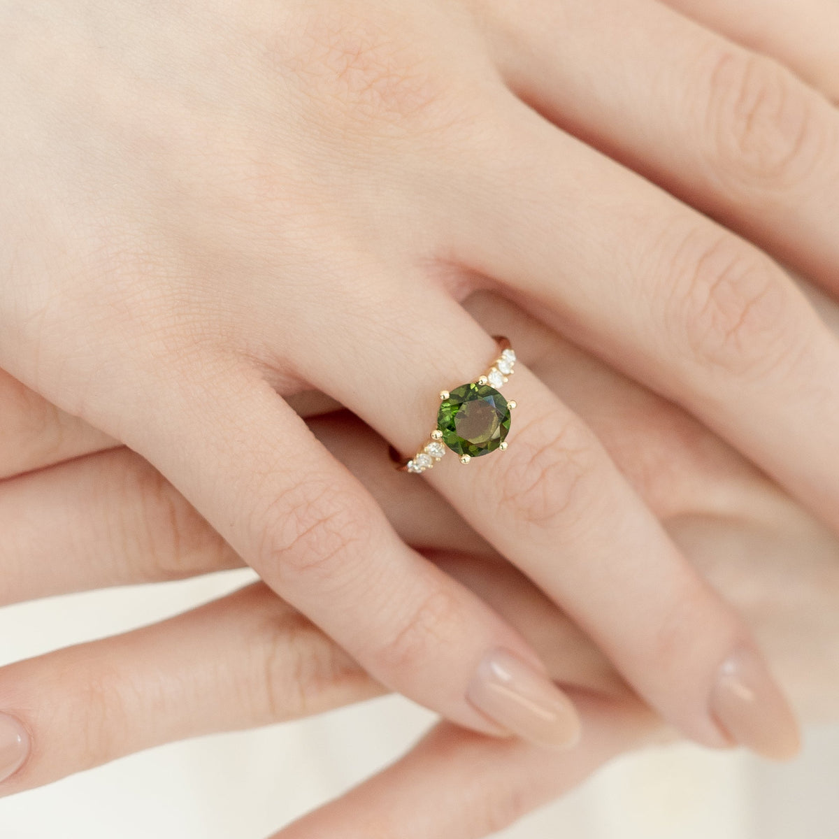 Zásnubní prsten s vltavínem kulatého brusu a diamanty 14karátové zlato