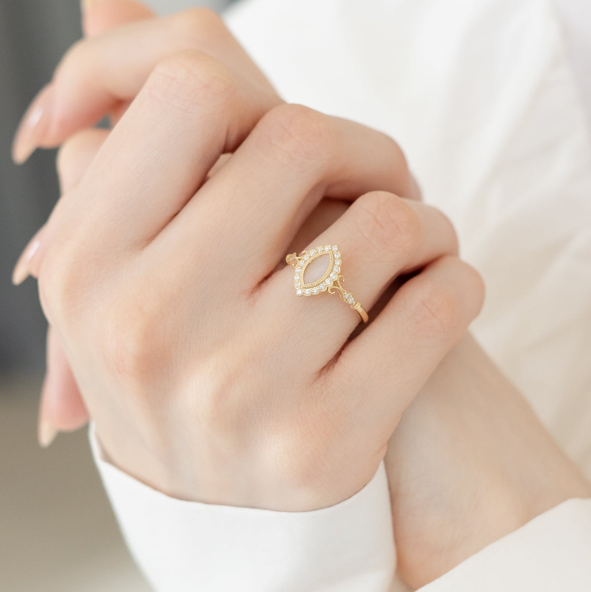 Opalring im Zargenfassungs-Stil aus 14 Karat Gold