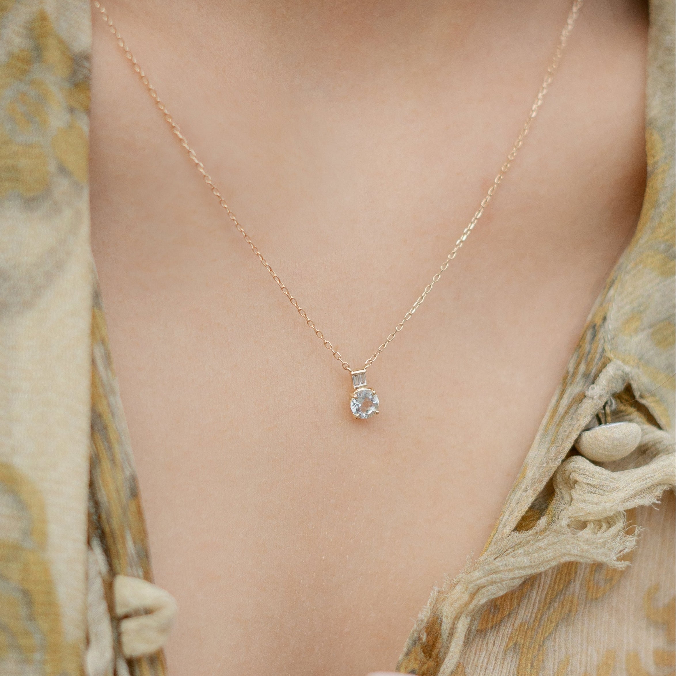 Náhrdelník s Akvamarínem a Bagetovými Diamanty