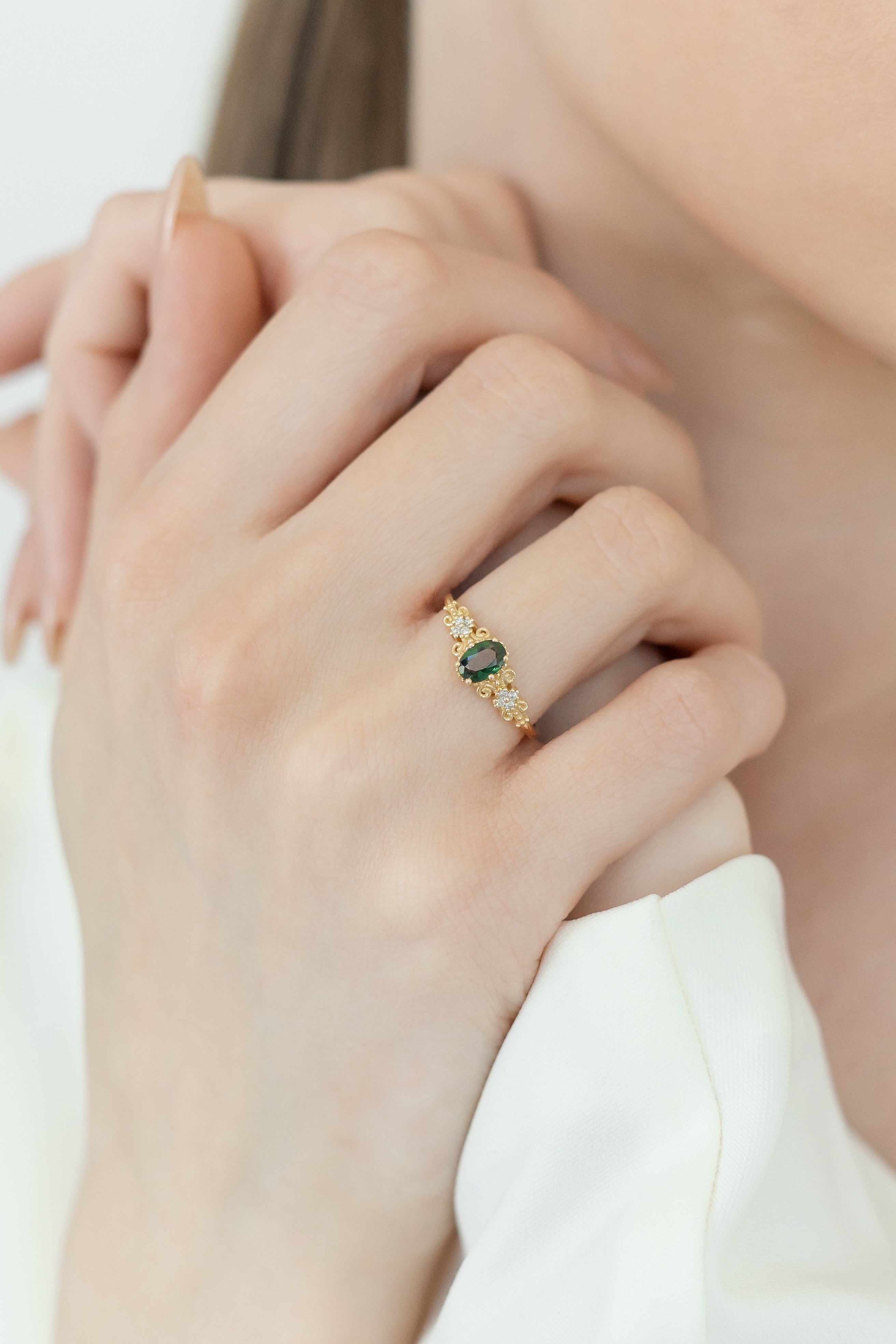 Starožitný inspirovaný zelený safírový prsten s diamantem