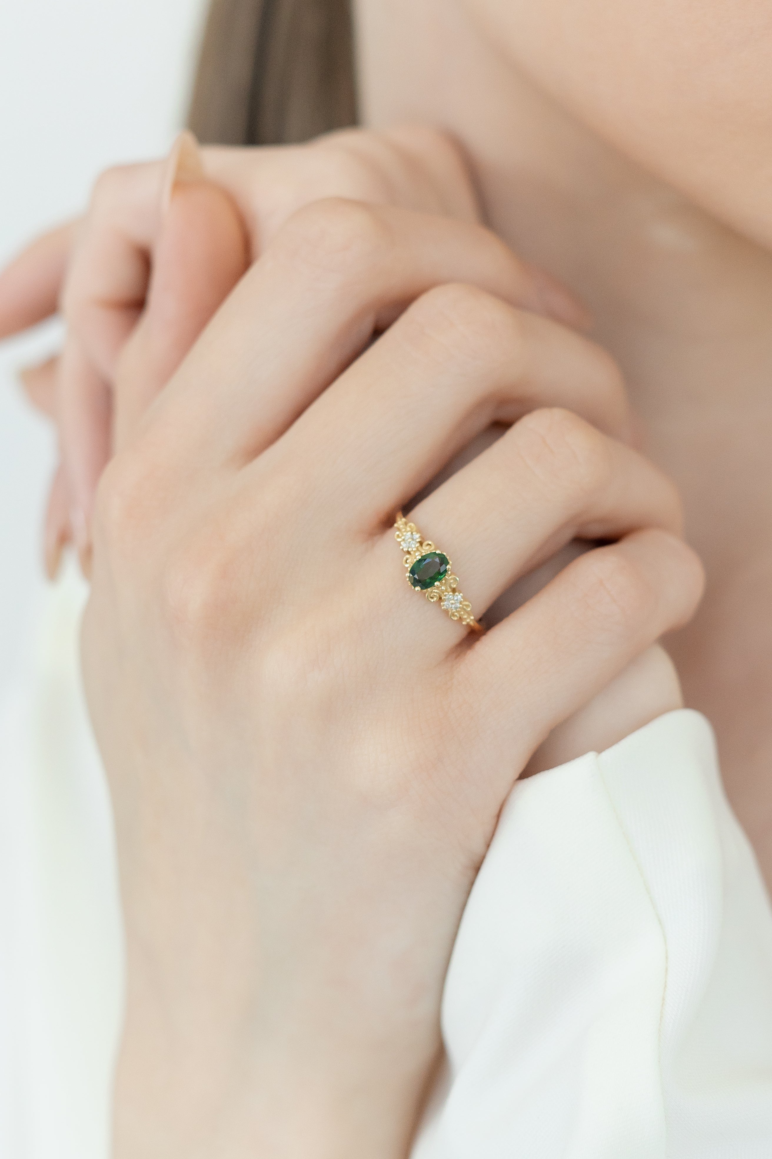 Starožitný inspirovaný zelený safírový prsten s diamantem
