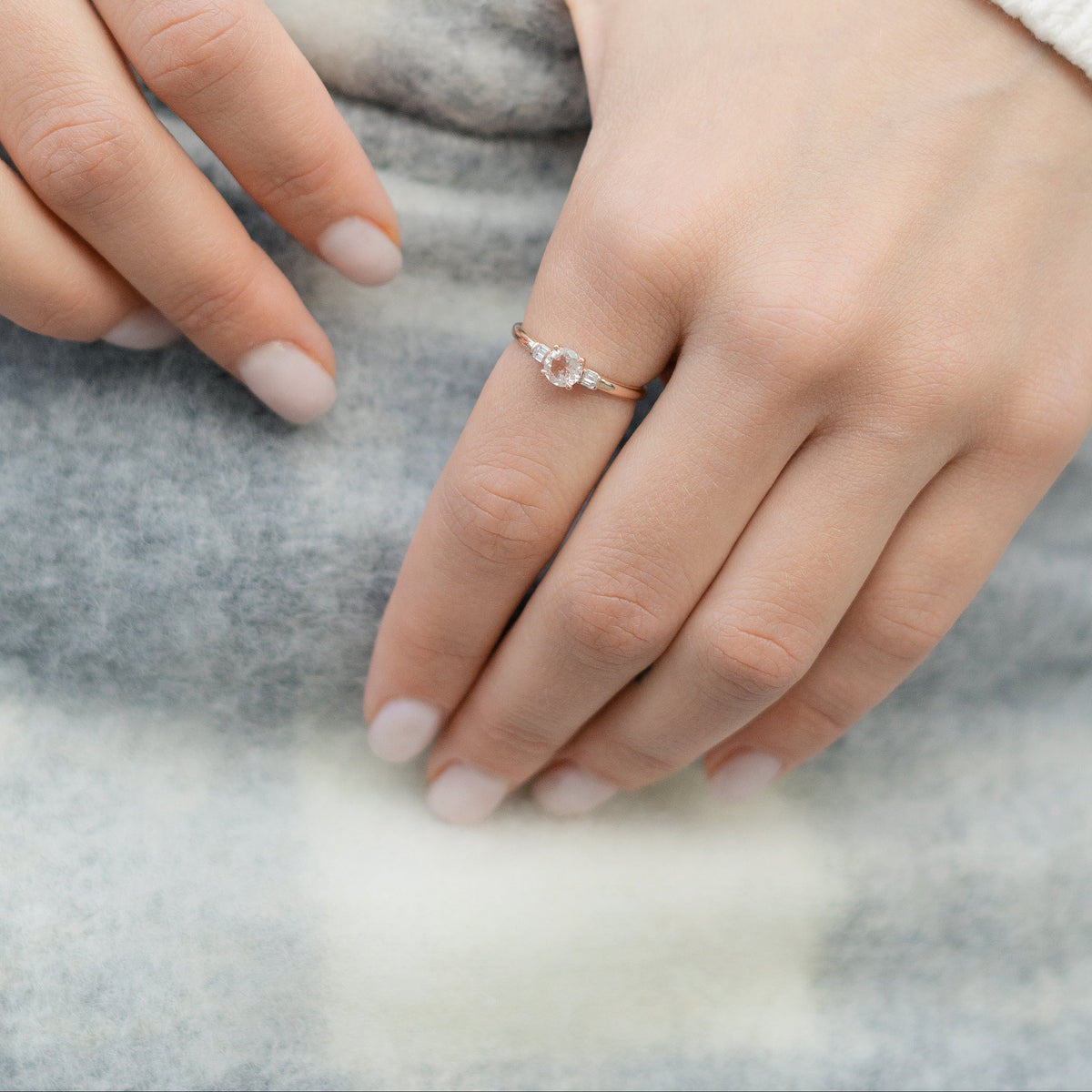 Morganit Ring mit Baguette Diamanten