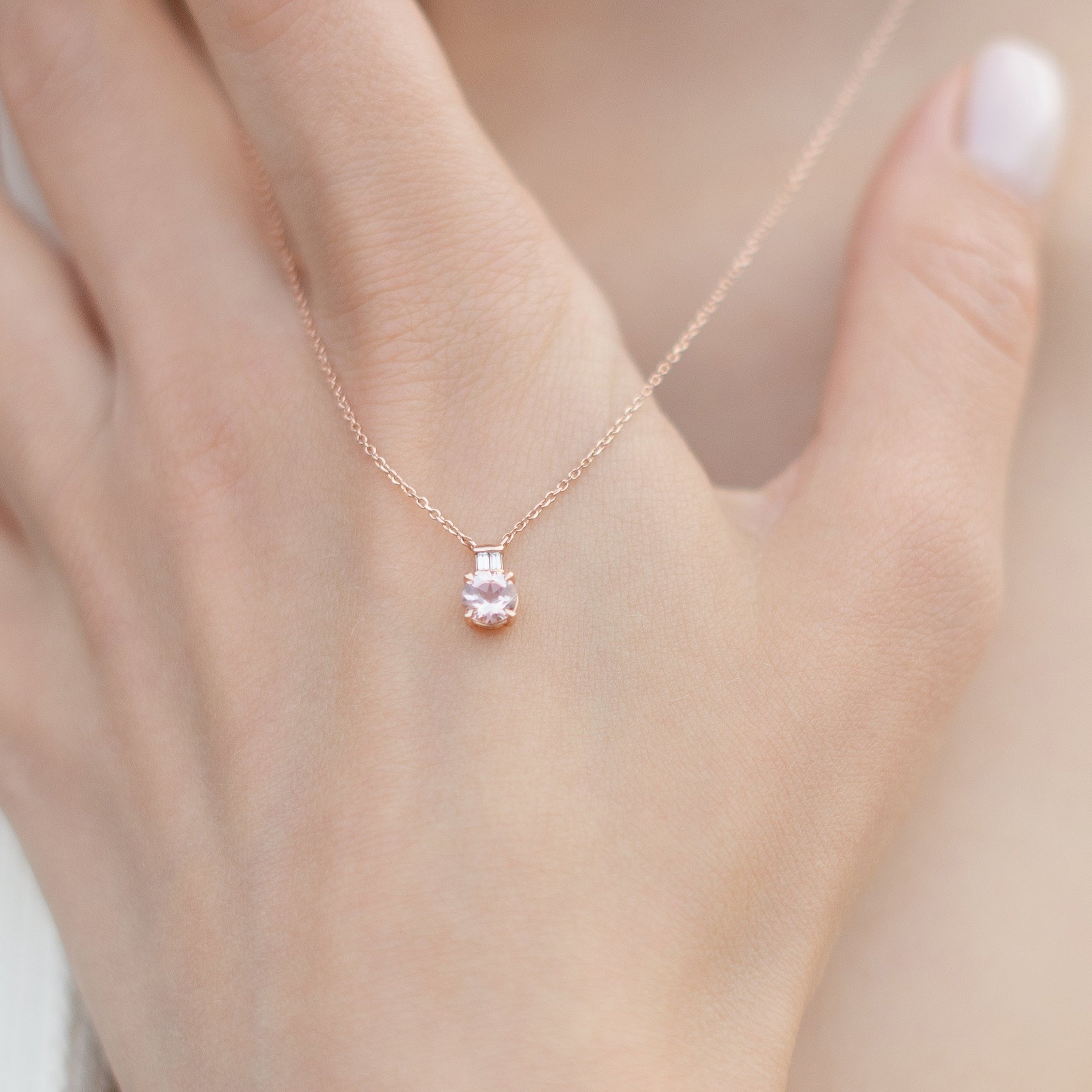 Jemný Náhrdelník s Morganitem a Bagetovým Diamantem