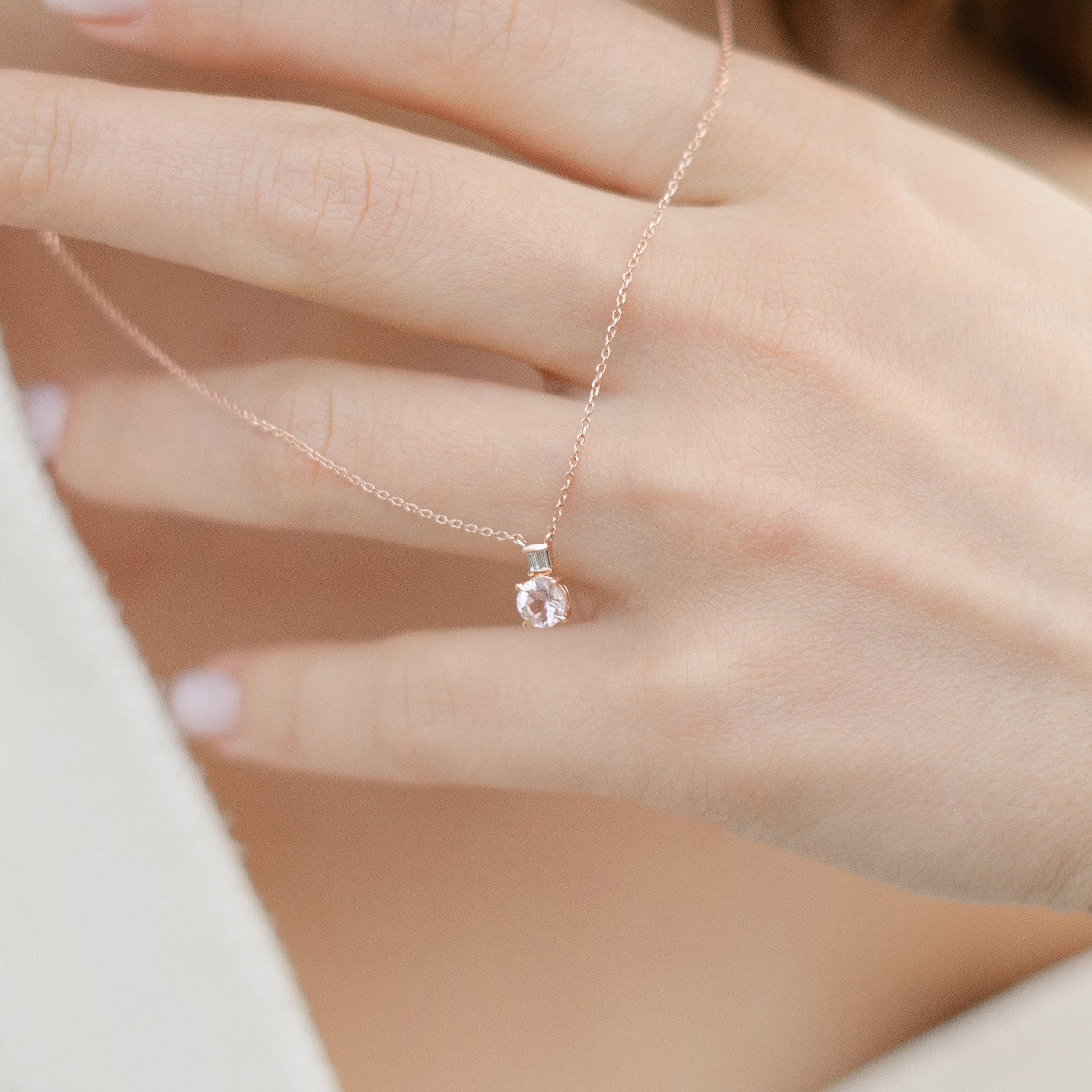 Jemný Náhrdelník s Morganitem a Bagetovým Diamantem
