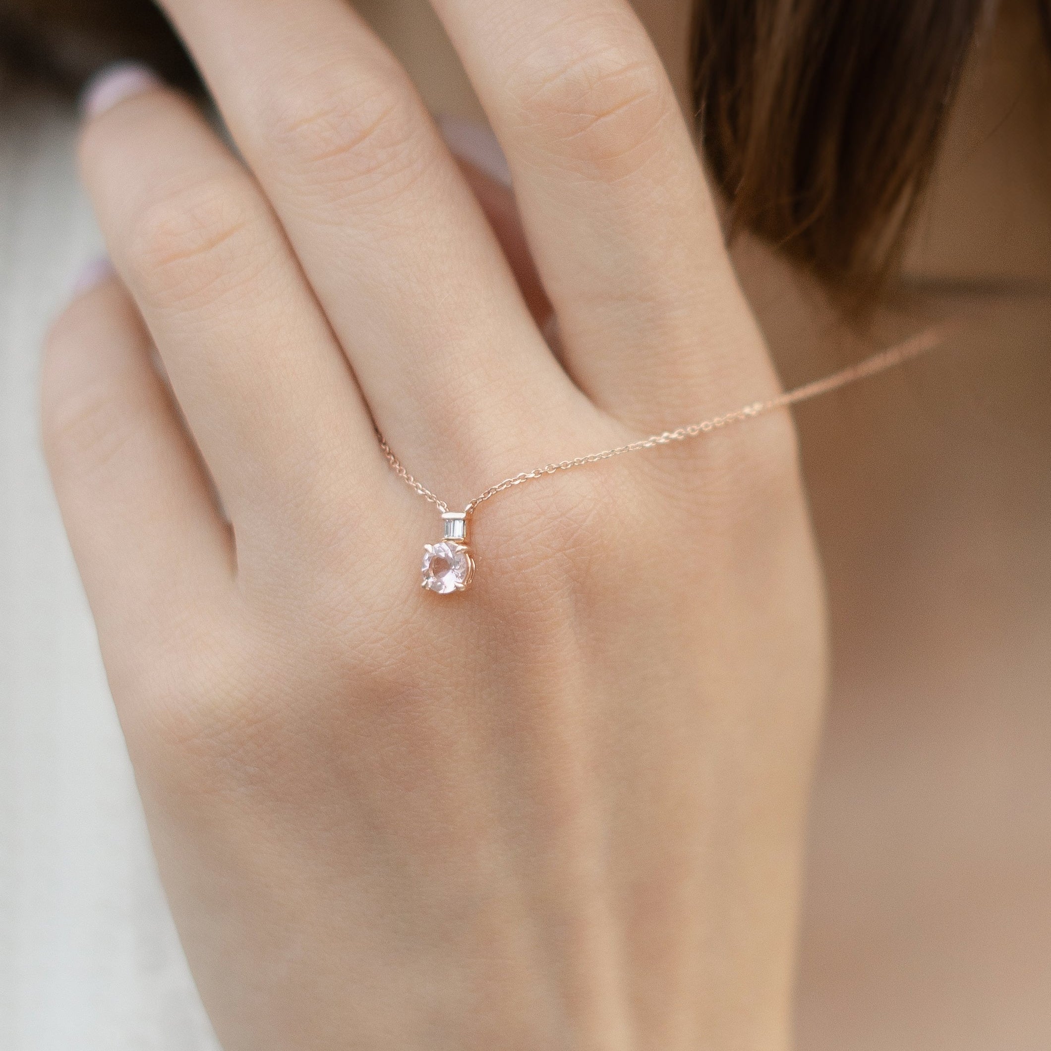 Jemný Náhrdelník s Morganitem a Bagetovým Diamantem