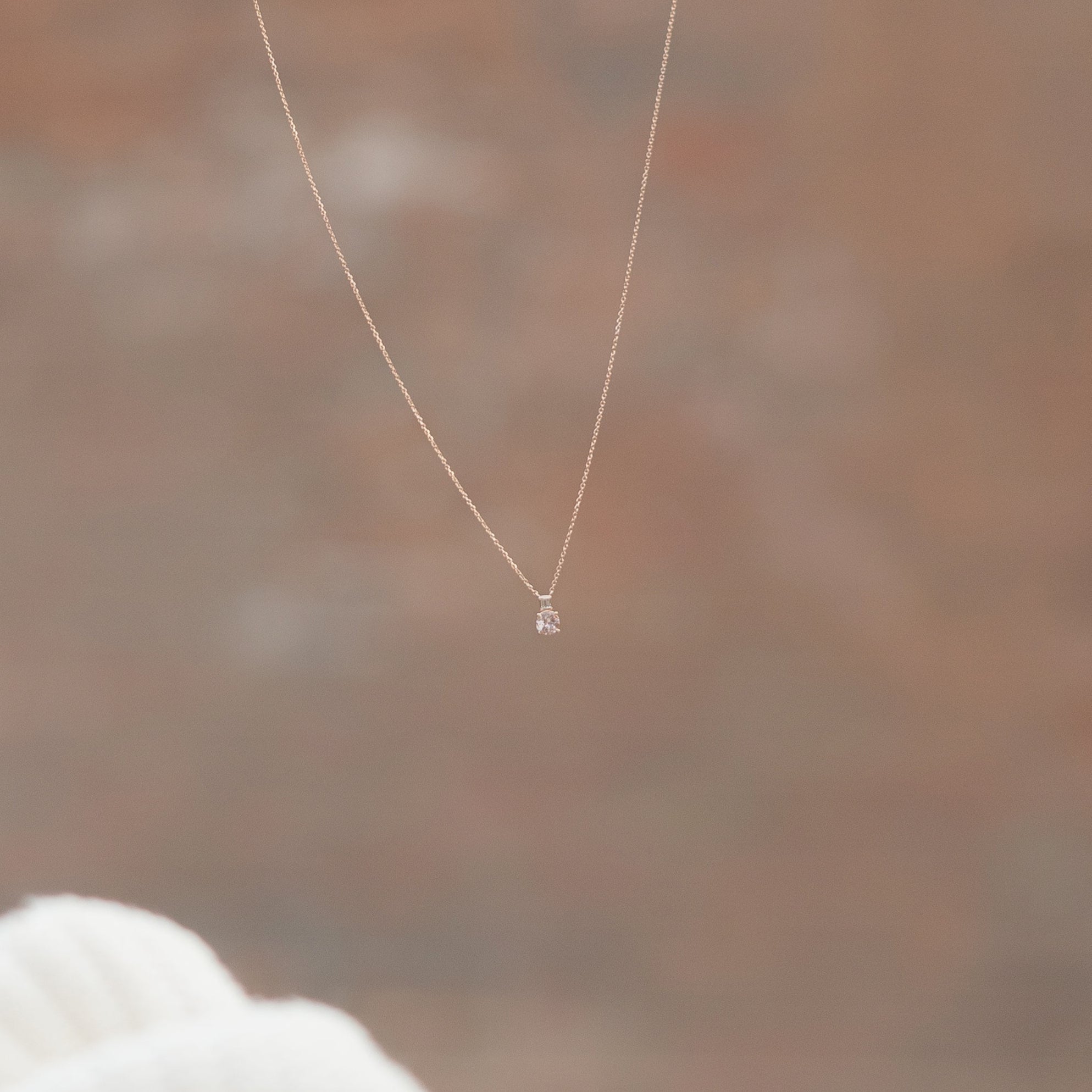 Jemný Náhrdelník s Morganitem a Bagetovým Diamantem
