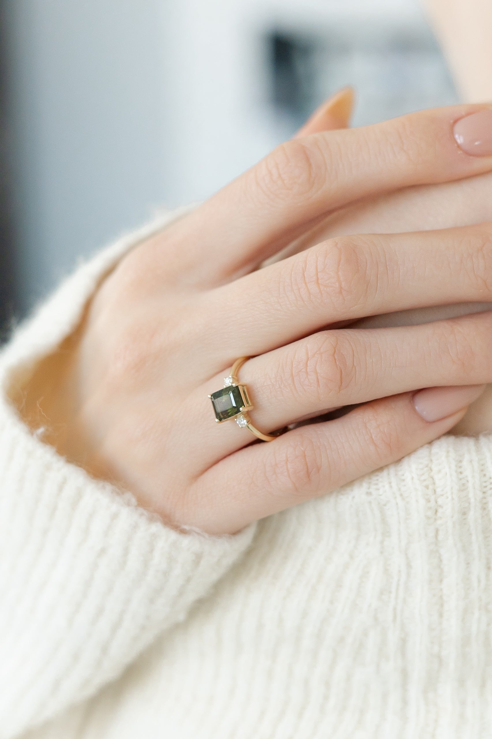 Smaragdschliff Moldavit Verlobungsring mit Diamanten