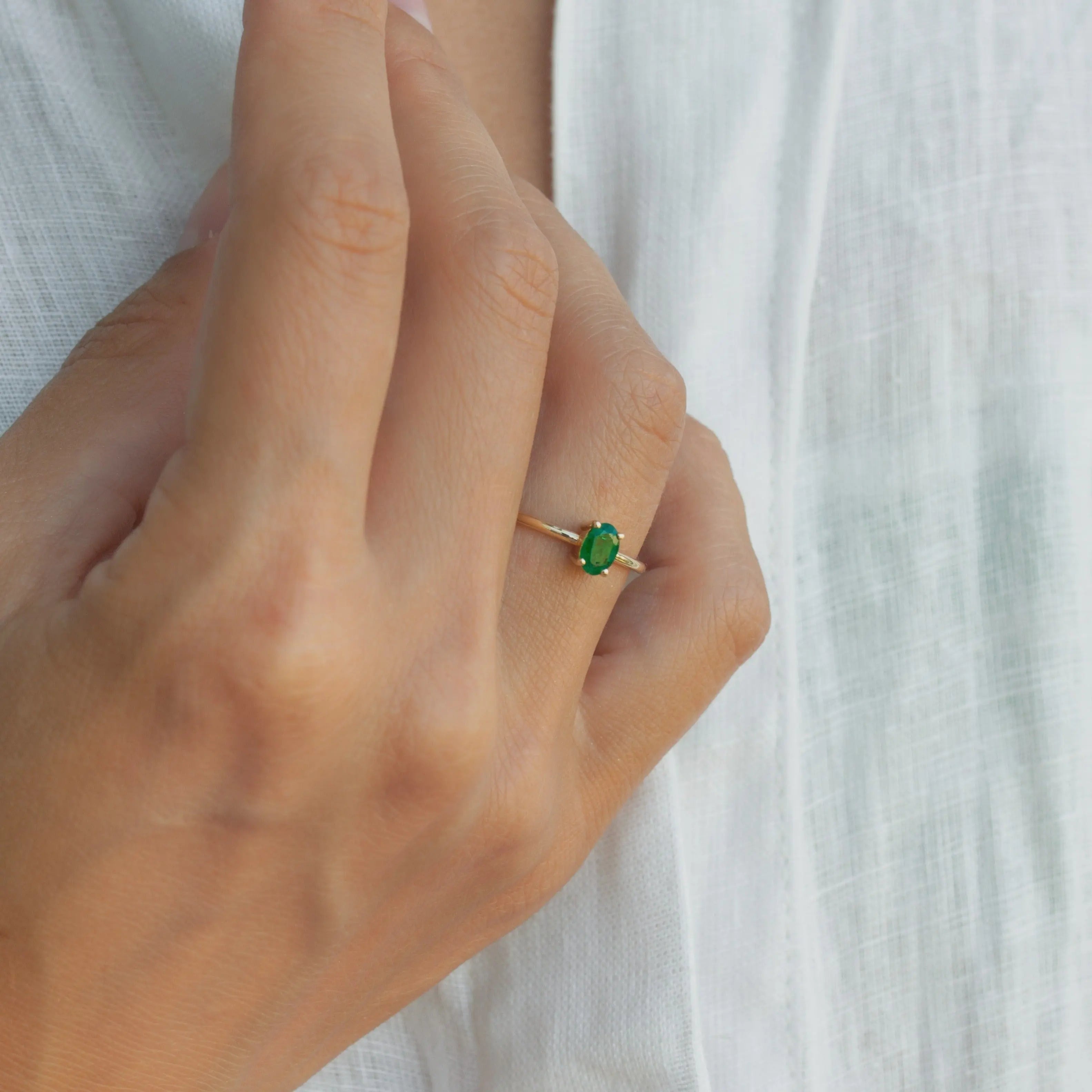 Solitaire Oval Emerald Ring in 14K Gold Orizzo fine jewelry