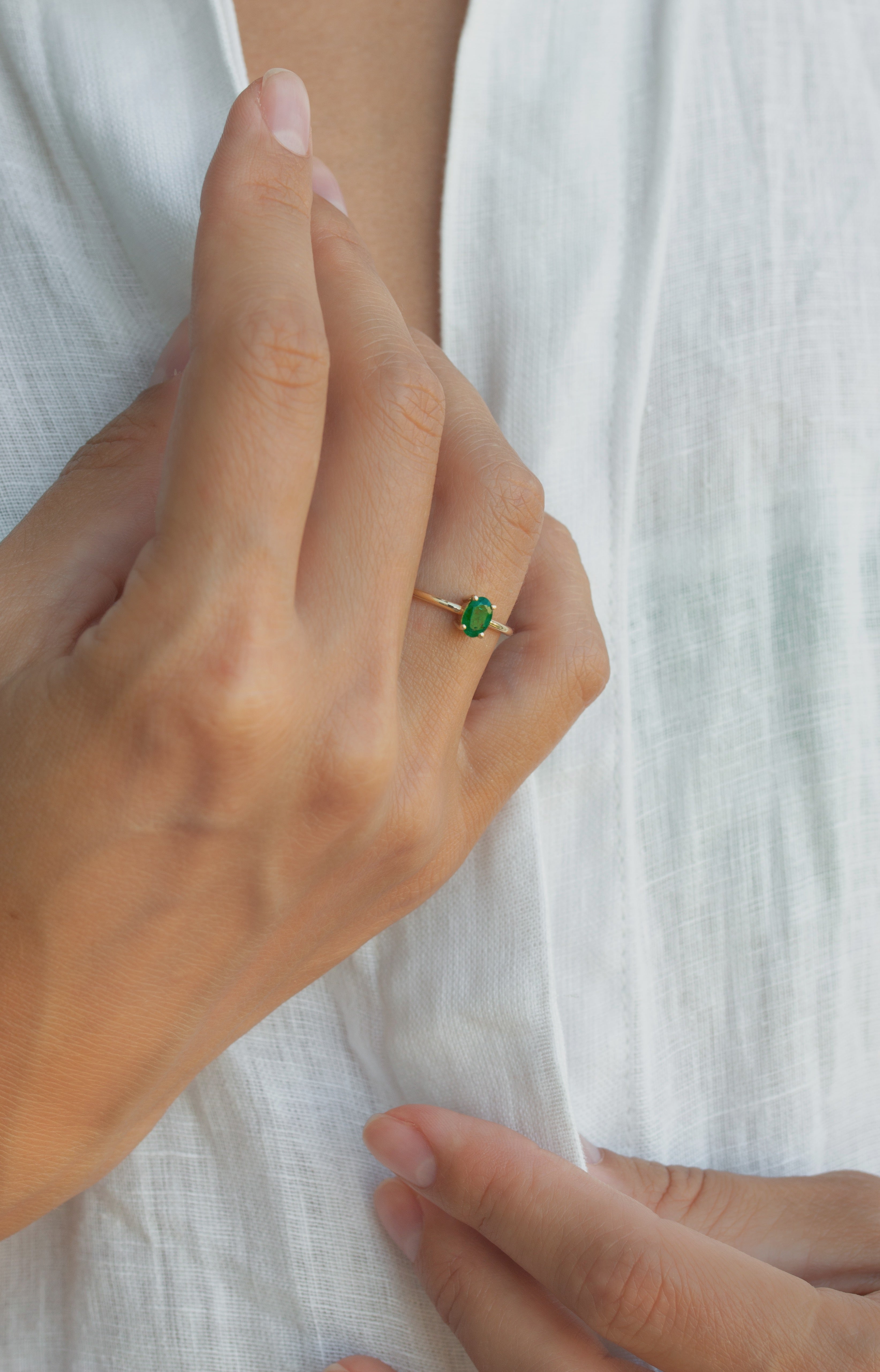 Solitaire Oval Emerald Ring in 14K Gold Orizzo fine jewelry