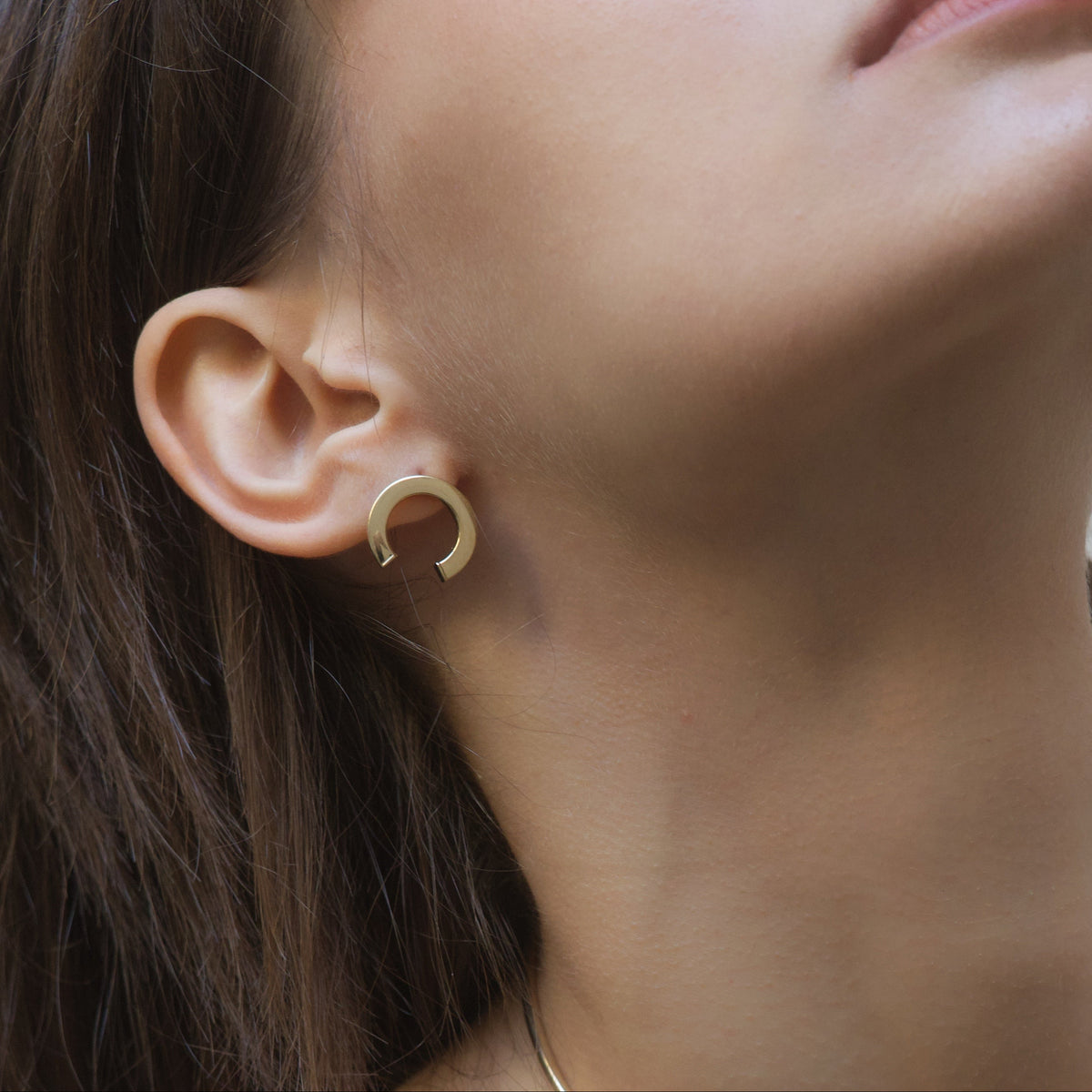 Creolen im Bolzen-C-Design aus 14 Karat Gold