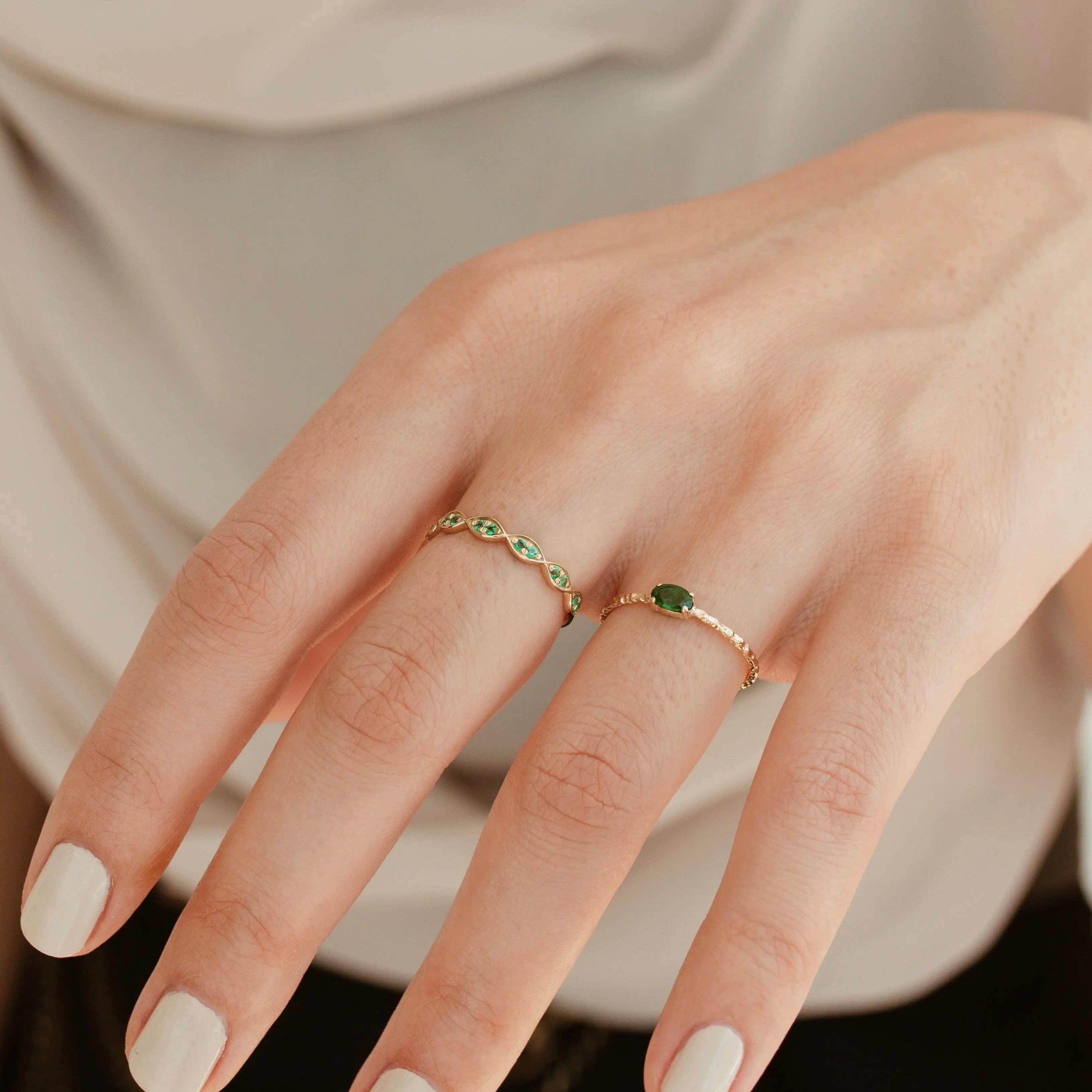 Solitaire Oval Emerald Ring in 14K Gold Orizzo fine jewelry