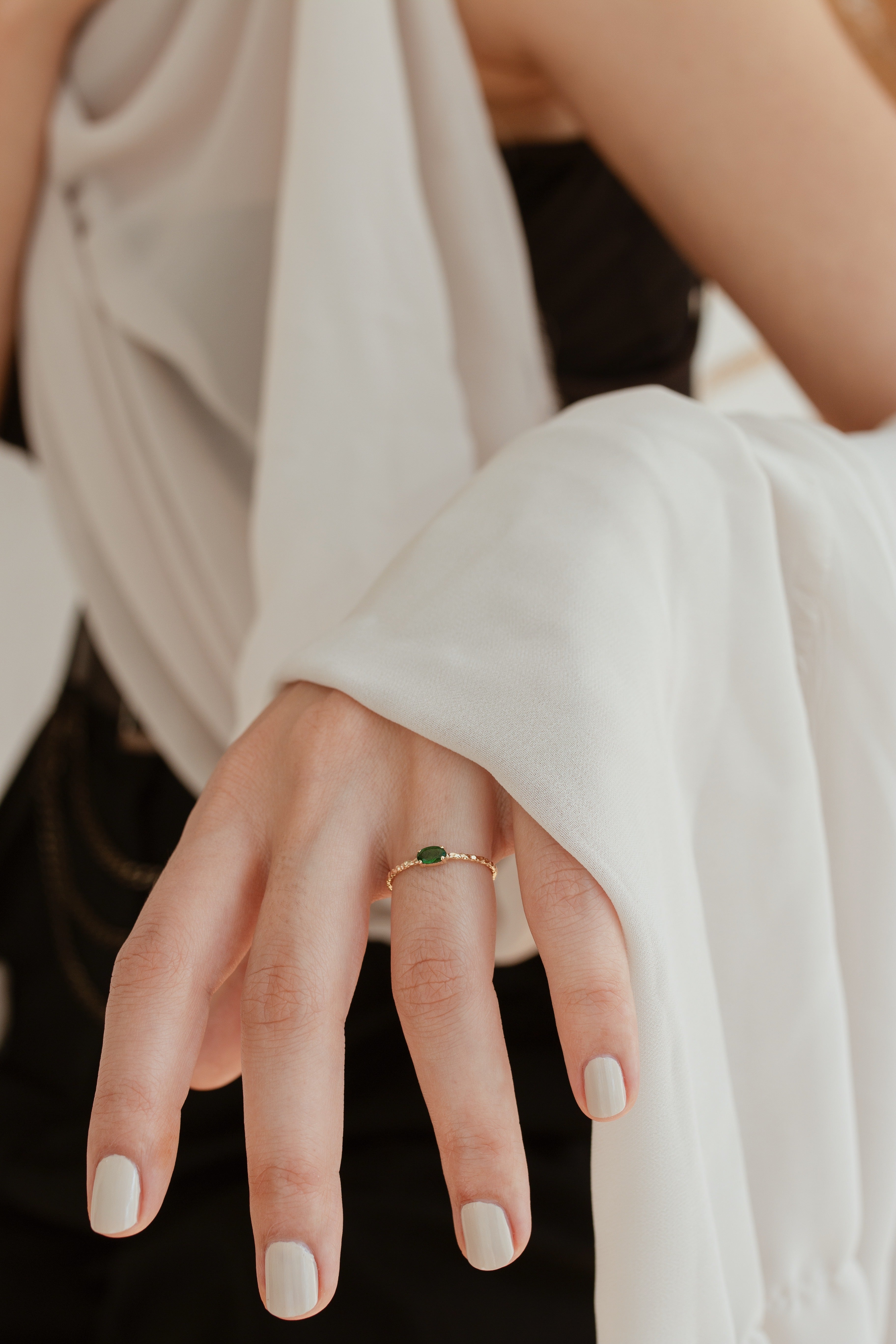 Solitaire Oval Emerald Ring in 14K Gold Orizzo fine jewelry