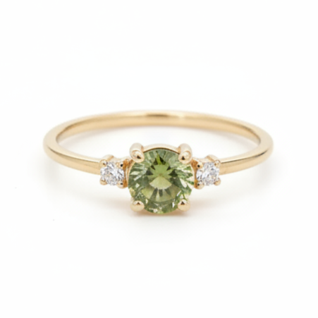 Zásnubní prsten se zeleným safírem a diamanty ve tříkamenovém designu ze 14k zlato