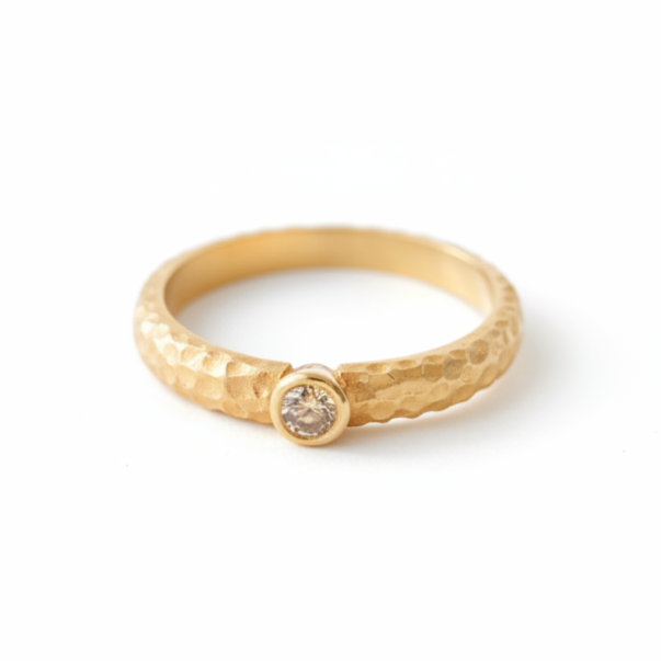 Gehämmerte Band Champagner-Diamant Ehering