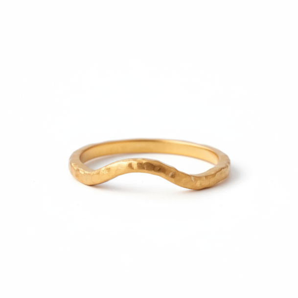 Gehämmerter Gebogener Ehering aus 14K Gold