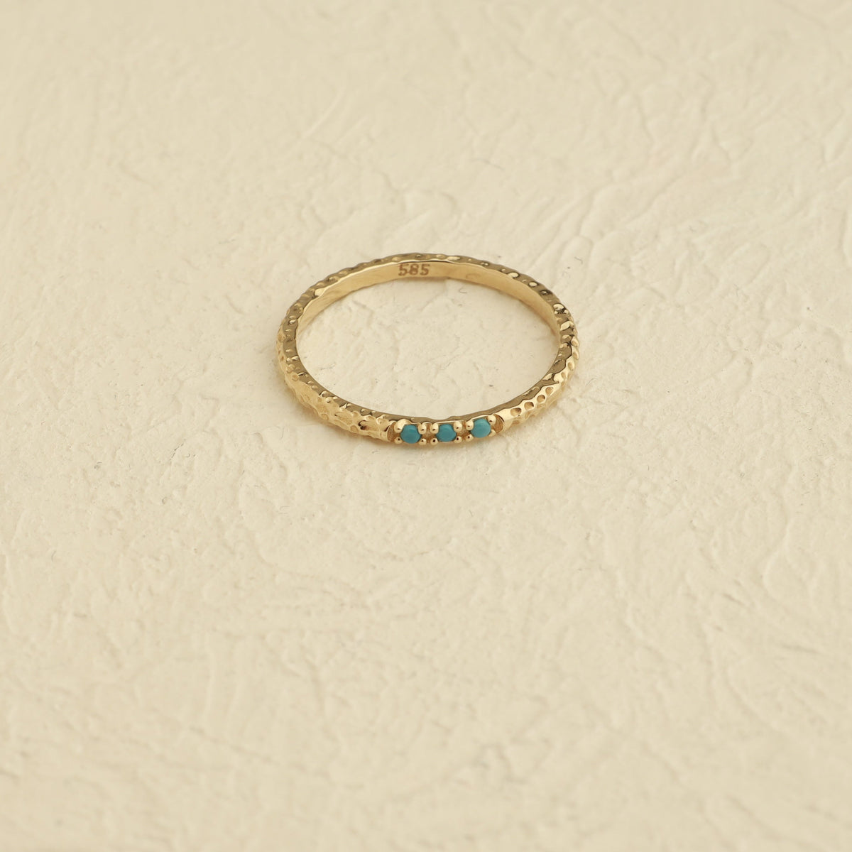 Gehämmerter Goldring mit Türkissteinen aus 14 Karat Gold
