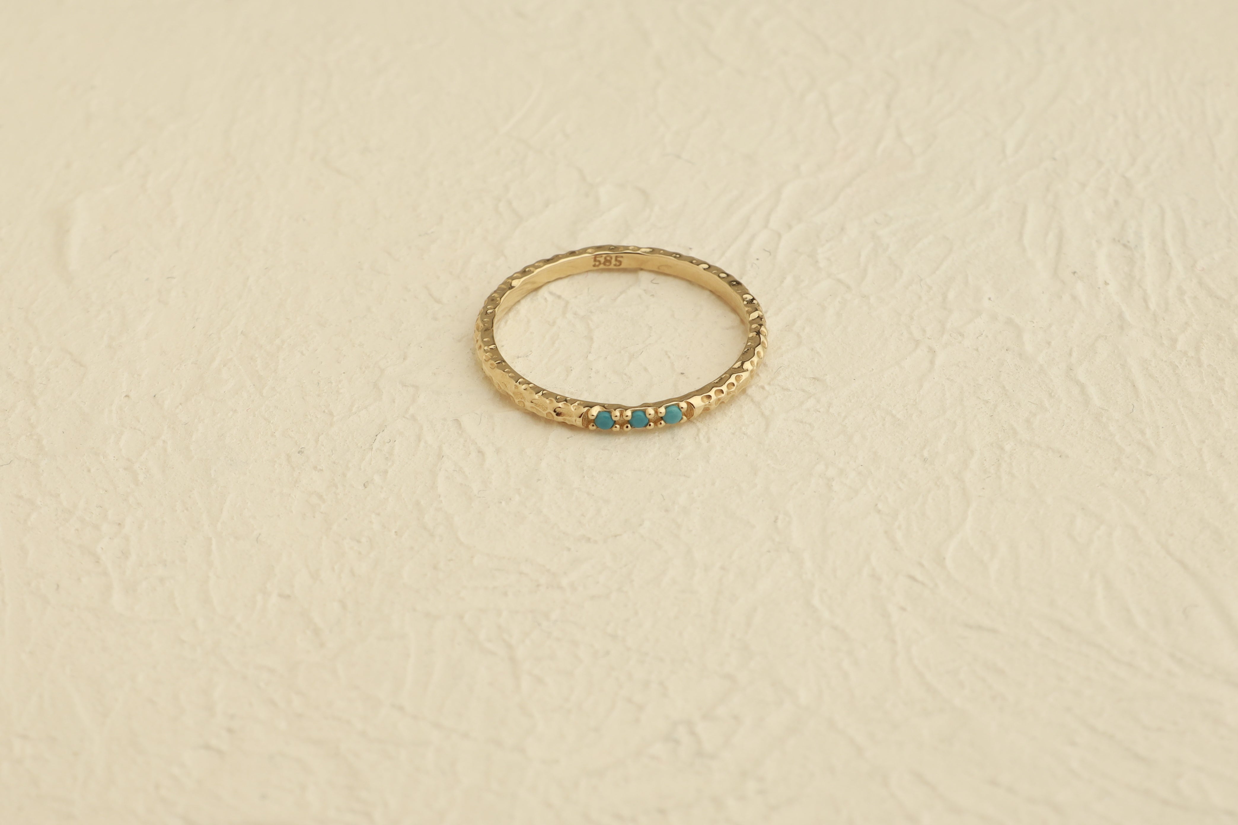 Gehämmerter Goldring mit Türkissteinen aus 14 Karat Gold