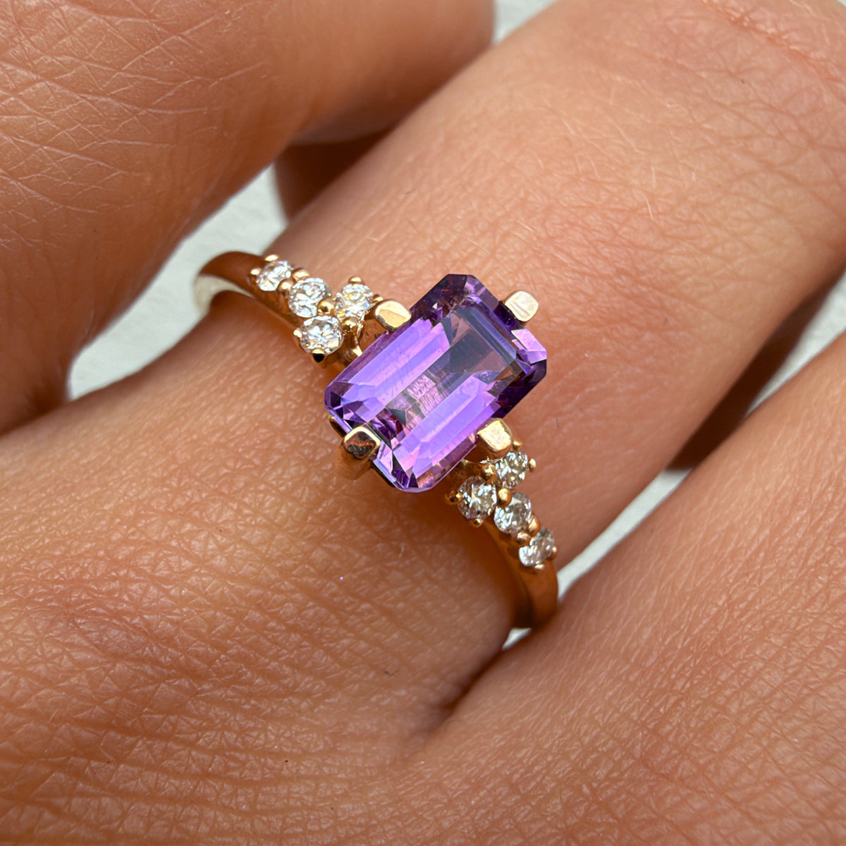 Elegantní zásnubní prsten s ametystem a diamanty