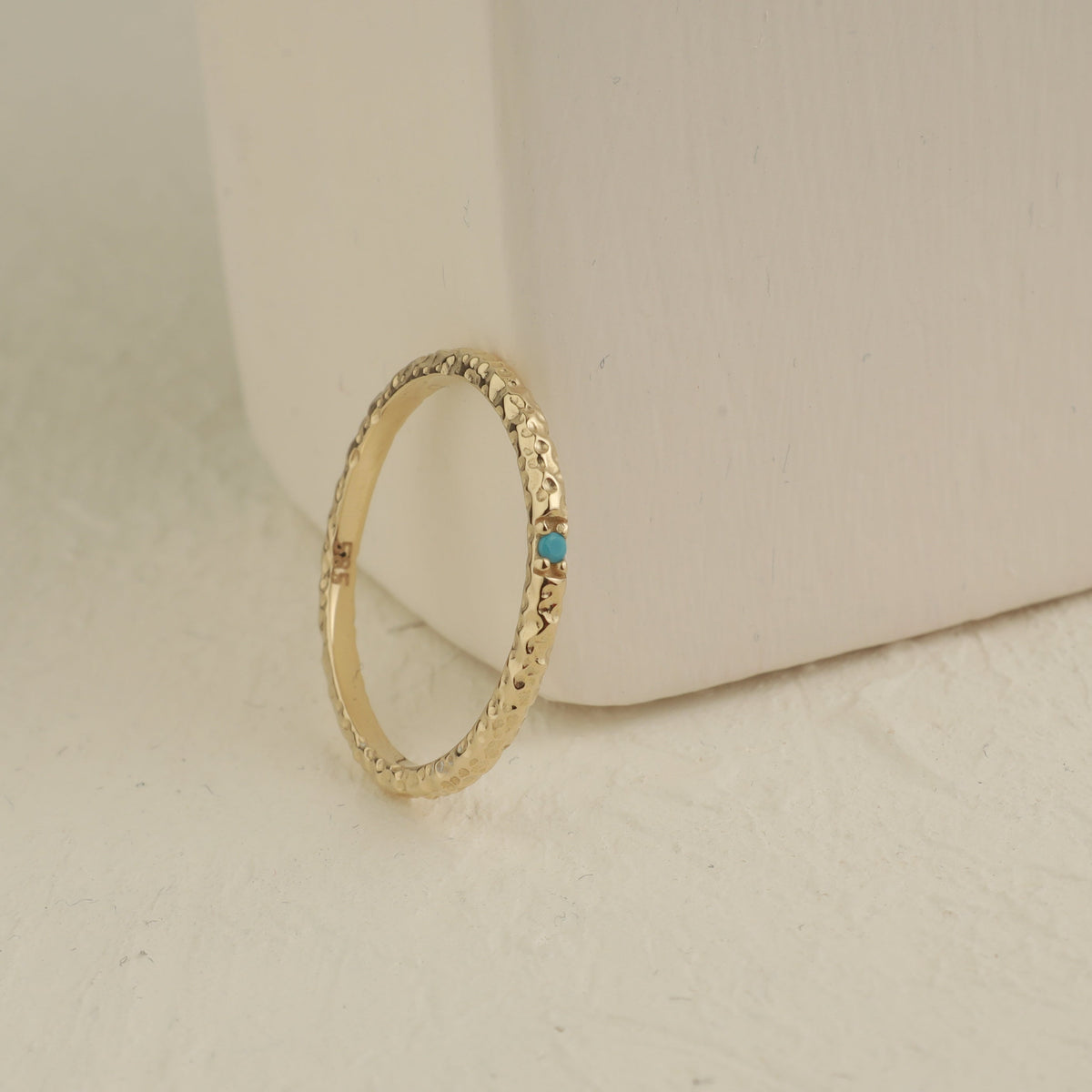 Gehämmerter Goldring mit Türkis aus 14 Karat Gold