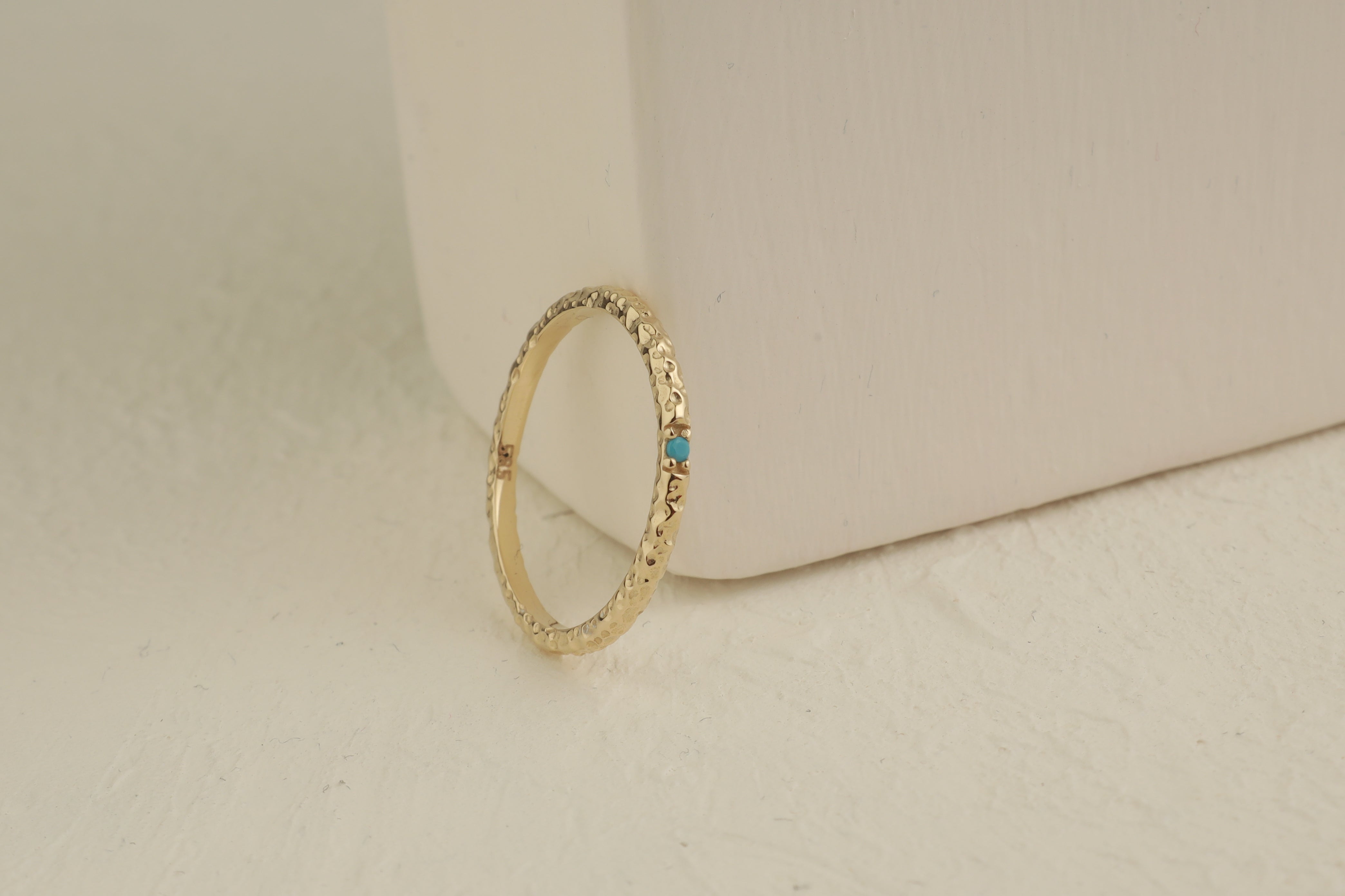 Gehämmerter Goldring mit Türkis aus 14 Karat Gold