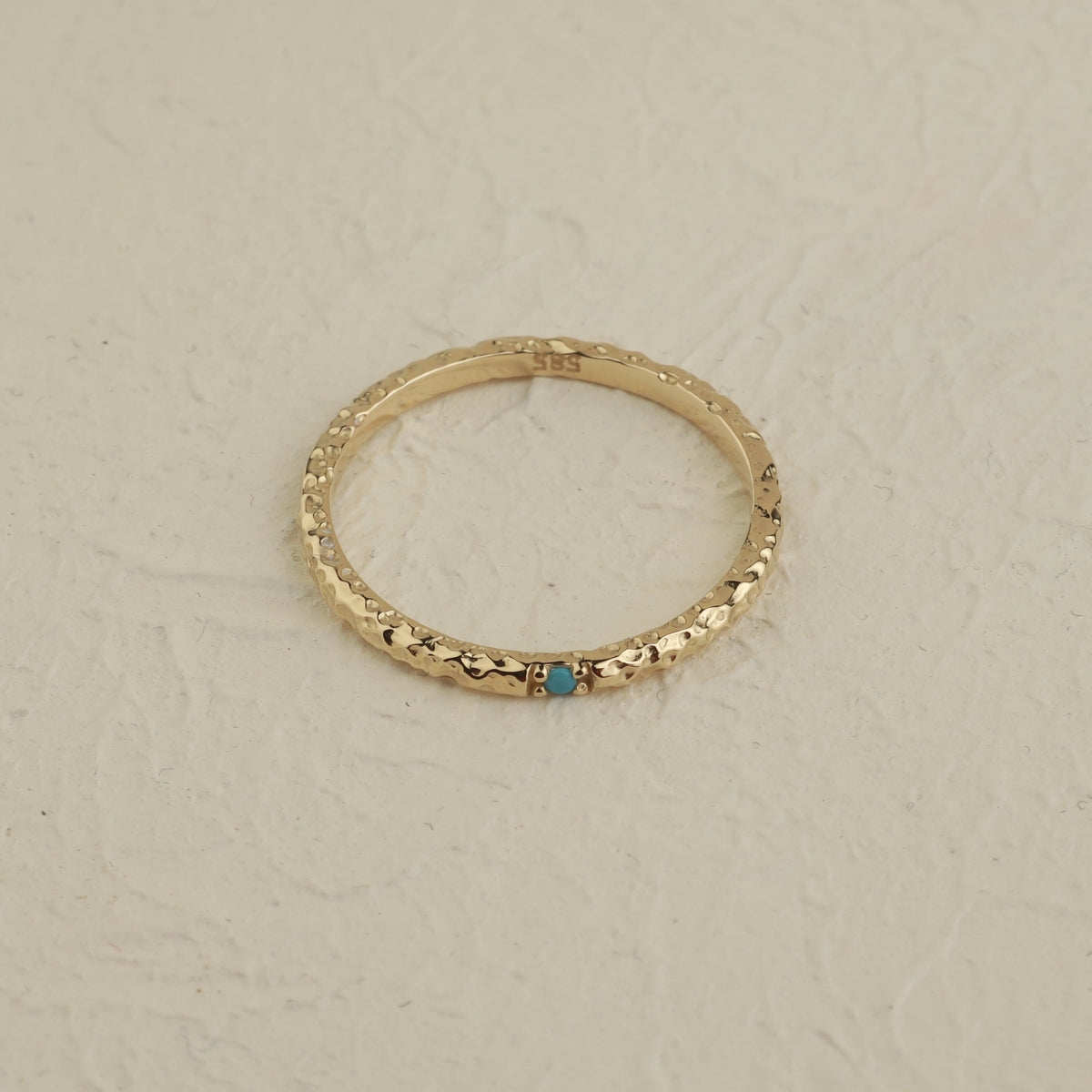Gehämmerter Goldring mit Türkis aus 14 Karat Gold