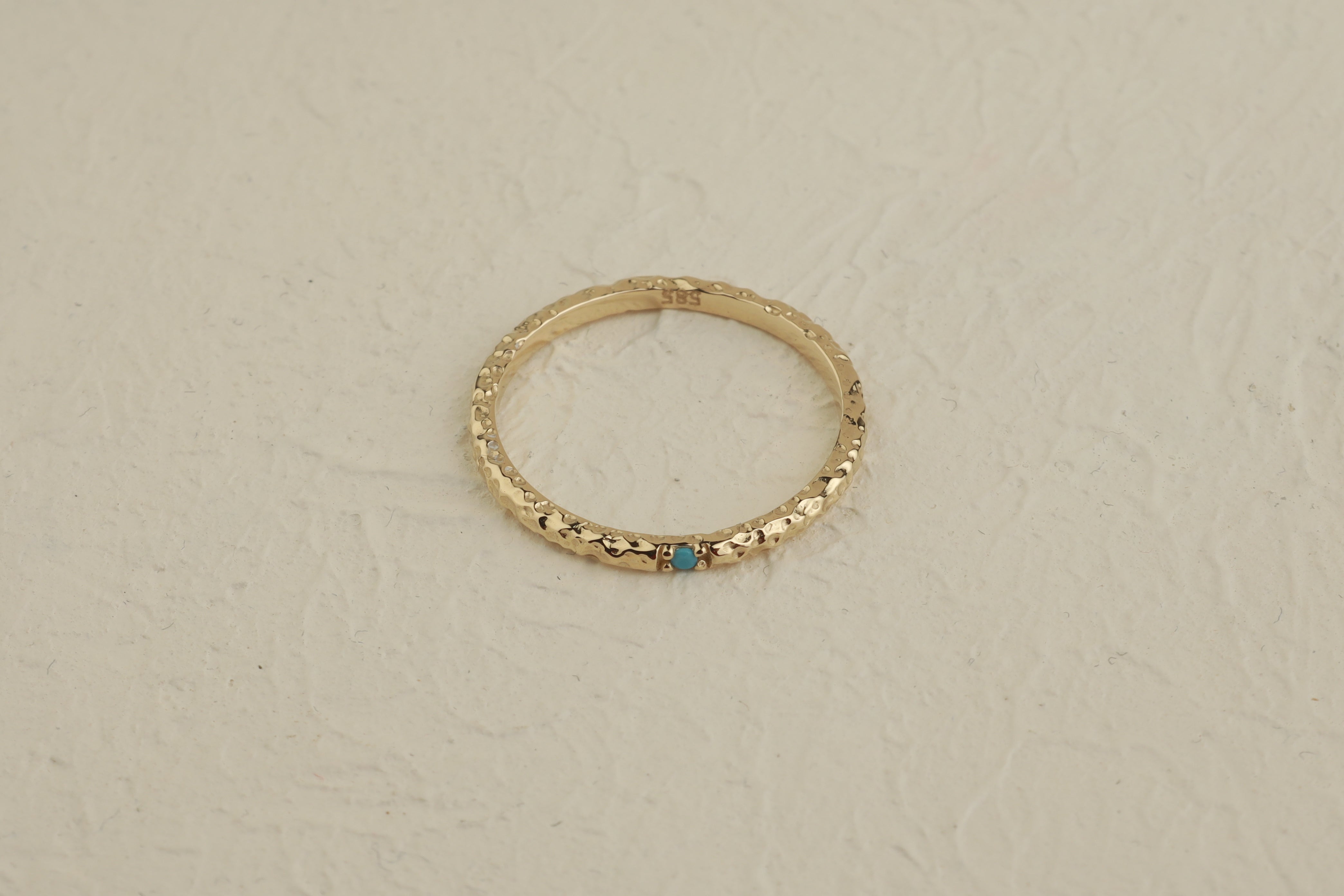 Gehämmerter Goldring mit Türkis aus 14 Karat Gold