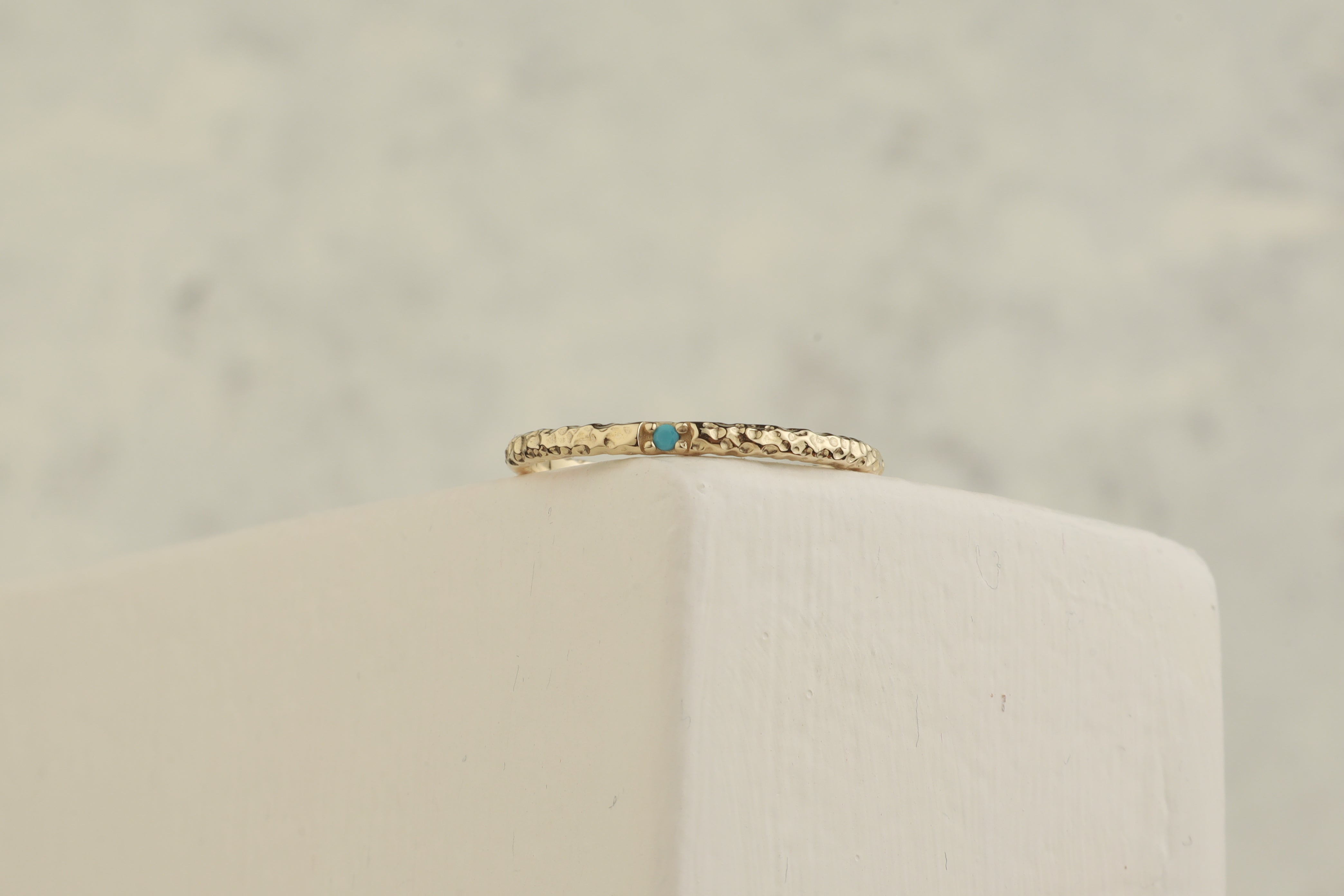 Gehämmerter Goldring mit Türkis aus 14 Karat Gold