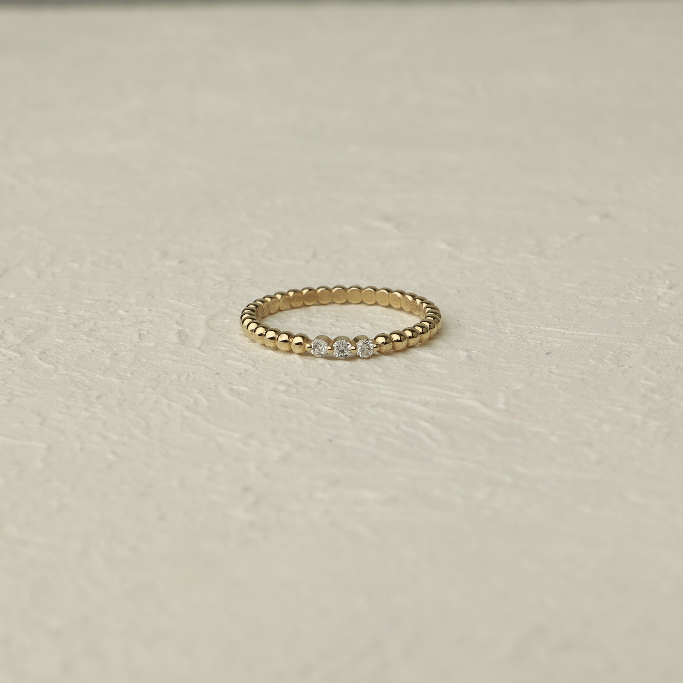 Korálkový zlatý prsten se třemi diamanty ve 14k pevném zlatě