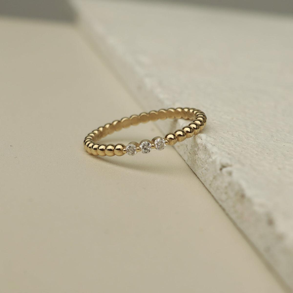 Korálkový zlatý prsten se třemi diamanty ve 14k pevném zlatě