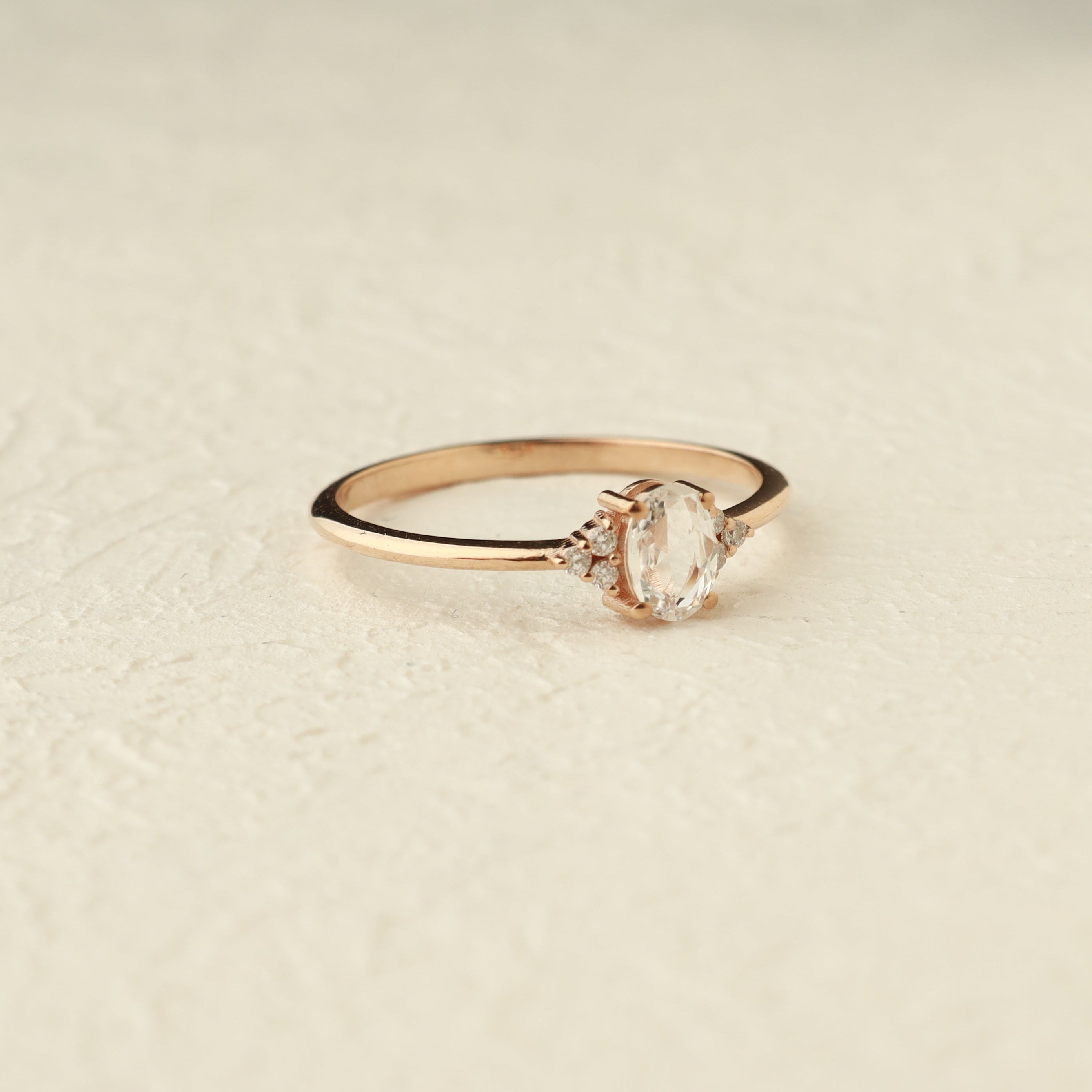 Rosenschliff Weißer Saphir Ring mit Diamanten