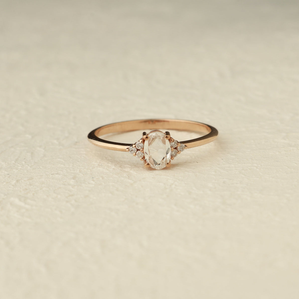 Rosenschliff Weißer Saphir Ring mit Diamanten