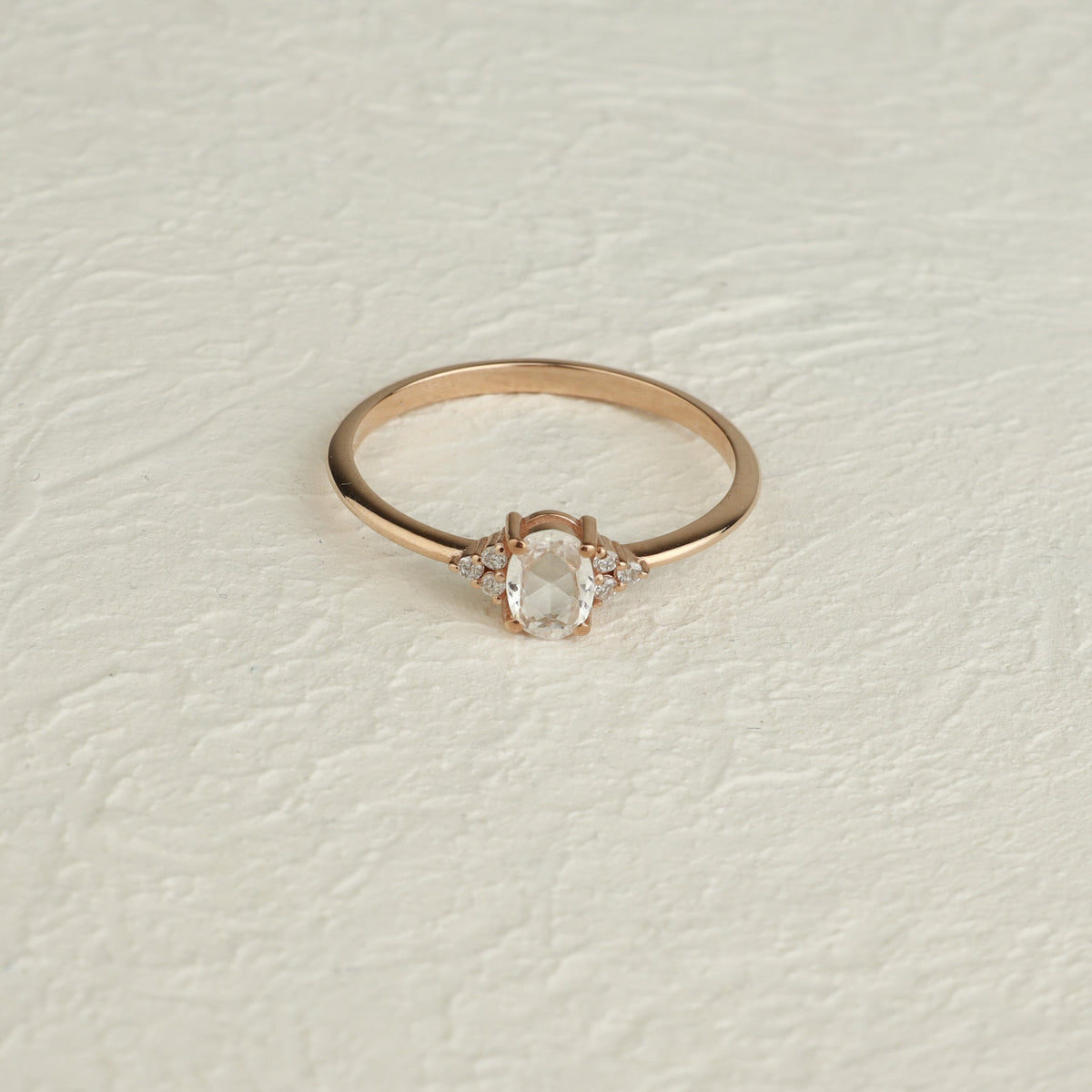 Rosenschliff Weißer Saphir Ring mit Diamanten
