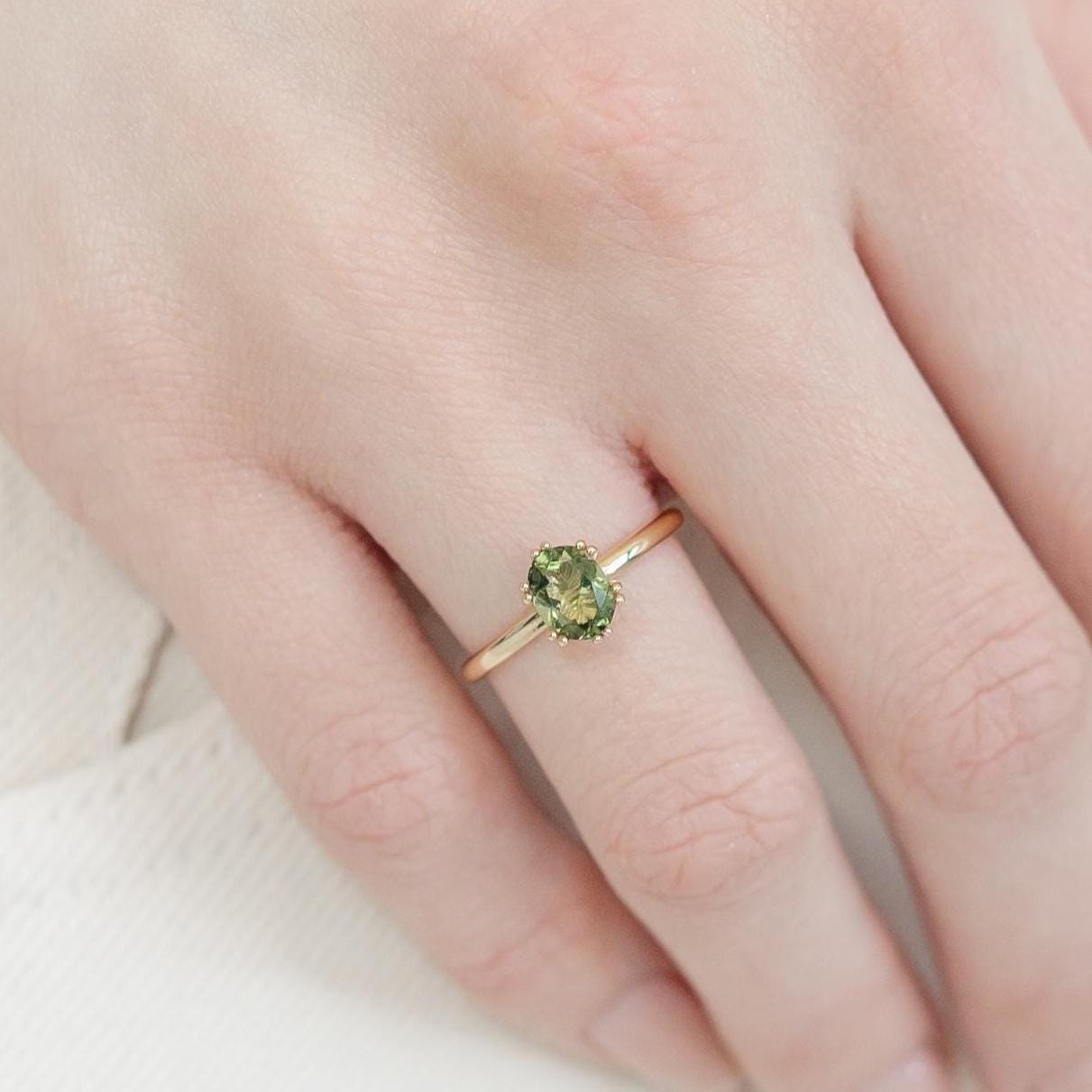 Solitär-Moldavit-Ring – Massiver Gold-Moldavit-Ring – Facettierter ovaler Moldavit in 14 Karat Gold – Solitärring mit doppelter Krappenfassung