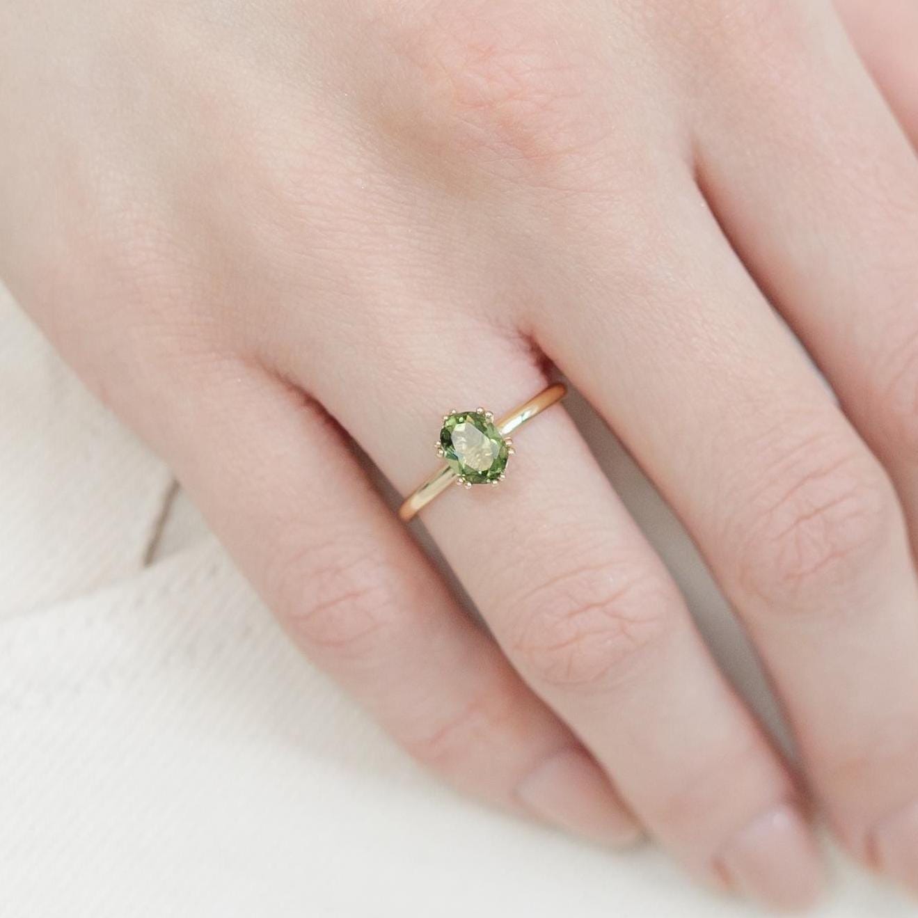 Solitär-Moldavit-Ring – Massiver Gold-Moldavit-Ring – Facettierter ovaler Moldavit in 14 Karat Gold – Solitärring mit doppelter Krappenfassung
