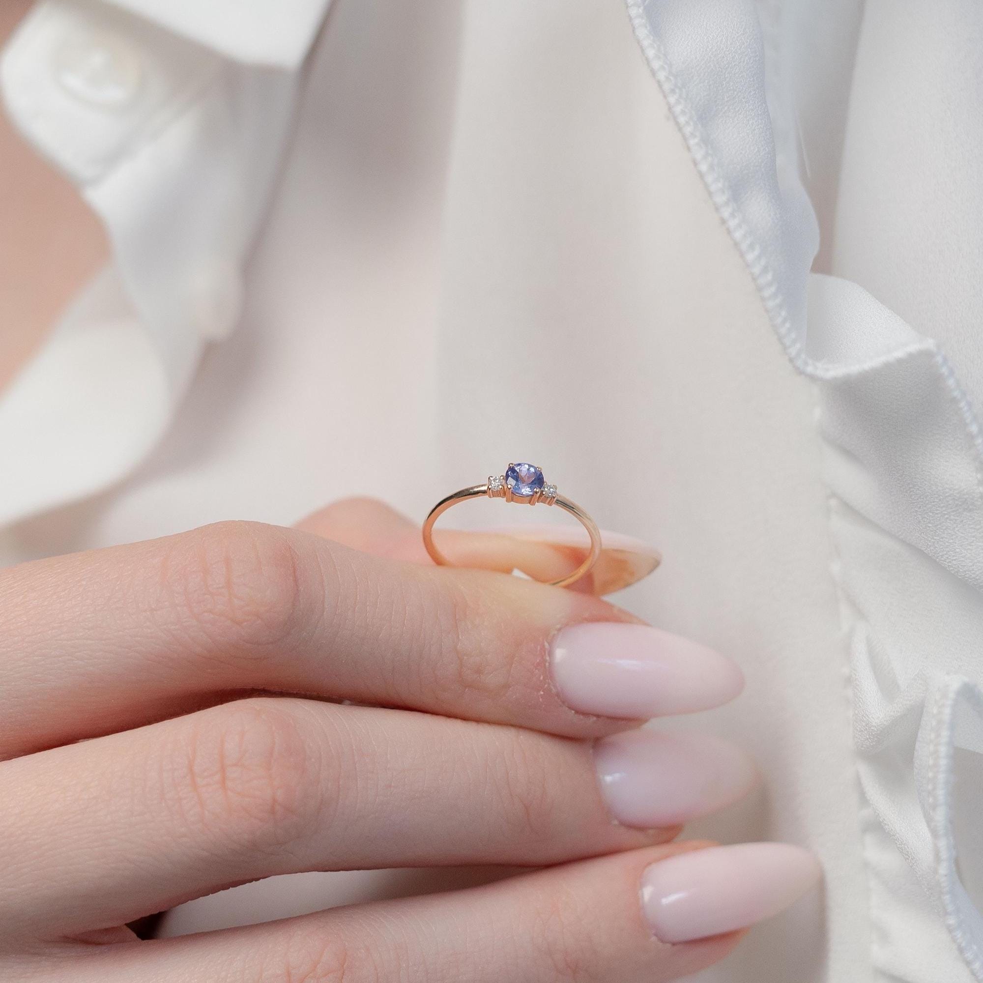 Zierlicher Tansanit Ring mit Diamant